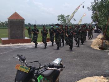 Gladi Kotor, Satgas TMMD Bojonegoro Laksanakan Gladi Demonstrasi Senjata Di Perempatan Tugu Ngrancang